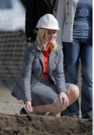 Actress AMY POEHLER on the set of her new sitcom 'Parks and Recreation