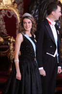 020333 Spanish Royal Family's forelock touching at Gala Dinner for the Russian President and his wife.

