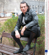 e-MANcipate promotes pantyhose for men, Britain - Mar 2009