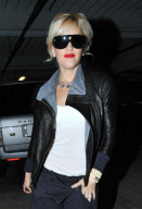 GWEN STEFANI VISITS A MEDICAL BUILDING