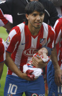 020801 Kun Aguero presents his baby at the Vicente Calderon Stadium in Madrid.