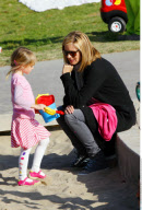 Top model HEIDI KLUM snacks, laughs & plays at park with the kids