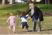 Top model HEIDI KLUM snacks, laughs & plays at park with the kids