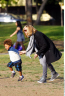 Top model HEIDI KLUM snacks, laughs & plays at park with the kids