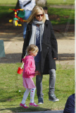 Top model HEIDI KLUM snacks, laughs & plays at park with the kids