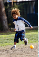 Top model HEIDI KLUM snacks, laughs & plays at park with the kids
