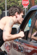 John Mayer kisses mystery woman!!!!!
