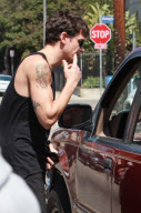 John Mayer kisses mystery woman!!!!!