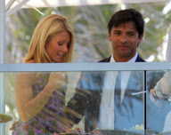 KADENAPIX.COM - KELLY RIPA AND MARK CONSUELOS IN MIAMI