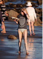 EXCL.: Singer COURTNEY LOVE shows off her bruised & wrinkled legs