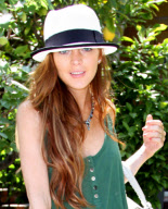 EXCLUSIVE Lindsay Lohan Leaving Sam's House With 3 Hand Bags