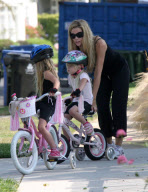 Denise Richards, Sam Sheen, Lola Sheen