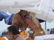 KADENAPIX.COM - LINDA BOLLEA, EX WIFE HULK HOGAN, ROMANTIC IN MIAMI