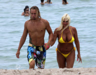 KADENAPIX.COM - LINDA BOLLEA, EX WIFE HULK HOGAN, ROMANTIC IN MIAMI