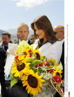 L'AQUILA: Carla Bruni Sarkozy visits the site of a recent earthquake