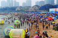 (1)CHINA-DALIAN-BEACH-TOURISTS (CN)
