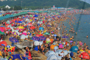 (2)CHINA-DALIAN-BEACH-TOURISTS (CN)