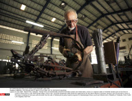 CAMBODIA : AUSTRALIAN ARTIST MAKES SCULPTURES OUT OF DESTROYED WEAPONS