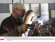 CAMBODIA : AUSTRALIAN ARTIST MAKES SCULPTURES OUT OF DESTROYED WEAPONS
