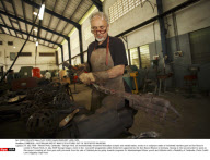 CAMBODIA : AUSTRALIAN ARTIST MAKES SCULPTURES OUT OF DESTROYED WEAPONS