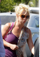Singer BRITNEY SPEARS seems to be braless while shopping in Calabasas