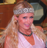 EXCLUSIVE Paris Hilton picks up 80 000 dollar black pearl necklace