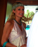 EXCLUSIVE Paris Hilton picks up 80 000 dollar black pearl necklace