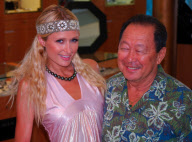 EXCLUSIVE Paris Hilton picks up 80 000 dollar black pearl necklace