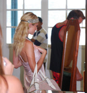 EXCLUSIVE Paris Hilton picks up 80 000 dollar black pearl necklace