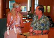 EXCLUSIVE Paris Hilton picks up 80 000 dollar black pearl necklace