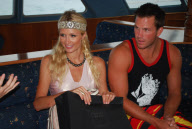 EXCLUSIVE Paris Hilton picks up 80 000 dollar black pearl necklace