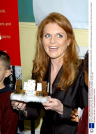 SARAH FERGUSON, DUCHESS YORK VISITING OLIVER GOLDSMITH PRIMARY SCHOOL, PECKHAM, LONDON, BRITAIN - 22 MAR 2005