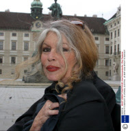 BRIGITTE BARDOT IN VIENNA, AUSTRIA - 26 MAY 2002
