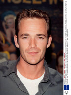 LUKE PERRY DONATES A GUITAR AND SIGNED AUTOGRAPH FOR FANS AT PLANET HOLLYWOOD, TO CELEBRATE HIS RETURN TO THE CAST OF THE TV SERIES BEVERLY HILLS 90210, NEW YORK, AMERICA - 1998