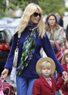 CLAUDIA SCHIFFER PICKS UP THE KIDS