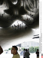 IL: ANIS KAPOOR CLOUD GATE SCULPTURE IN CHICAGO