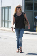 Reese Witherspoon wears ring on right finger! - EXCLUSIVE!