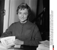 PARIS: Francoise Sagan signe son nouveau roman "Un certain sourire"