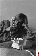 FRA: Francoise Sagan en seance de pose chez elle