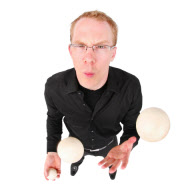 junger Mann jongliert mit drei Baellen, young man juggling with three balls