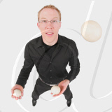 junger Mann jongliert mit drei Baellen, young man juggling with three balls