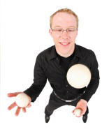 junger Mann jongliert mit drei Baellen, young man juggling with three balls