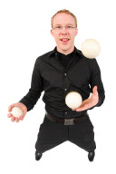 junger Mann jongliert mit drei Baellen, young man juggling with three balls