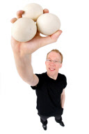 junger Mann jongliert mit drei Baellen, young man juggling with three balls