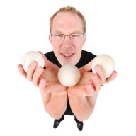junger Mann jongliert mit drei Baellen, young man juggling with three balls