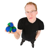 junger Mann jongliert mit Baellen, young man juggling with balls