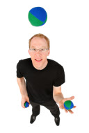 junger Mann jongliert mit Baellen, young man juggling with balls