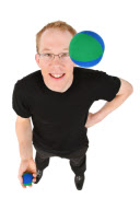 junger Mann jongliert mit Baellen, young man juggling with balls
