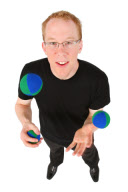 junger Mann jongliert mit Baellen, young man juggling with balls