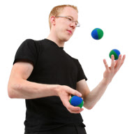 junger Mann jongliert mit Baellen, young man juggling with balls